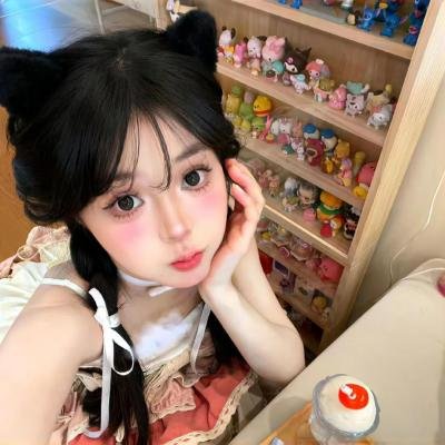 穿黄睡衣的女孩